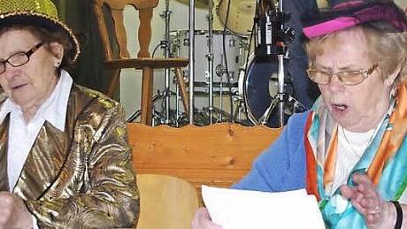 Gleich in drei gemeinsamen Darbietungen waren Linde Kreul (links) und Marga Rauh zu sehen. Foto: Heike Schülein