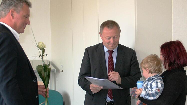 Manuela Beeson ist stolz, dass ihr Landrat Thomas Bold die Zertifizierungsurkunde überreichte, mit der sie jetzt amtlich anerkannte Tagesmutter ist. Von Jugendamtsleiter Siegbert Goll (links) bekam sie eine Rose. Foto: Werner Vogel