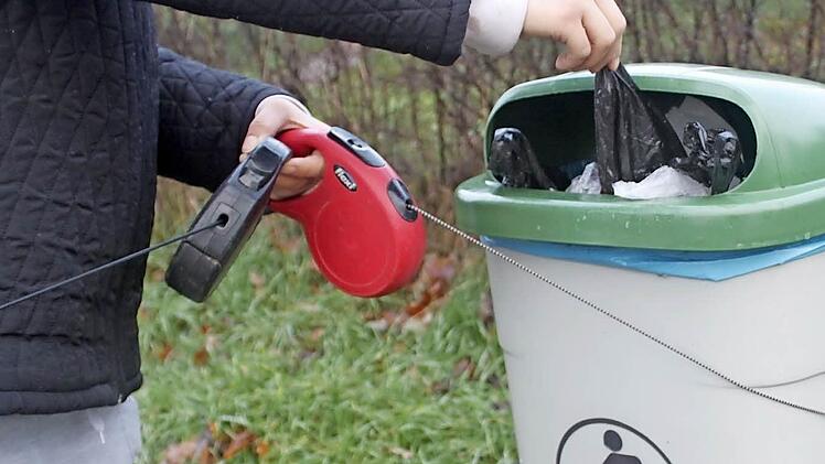 So ist's richtig, nicht nur in Burgwindheim, sondern überall: den Haufen in die Tüte und ab in den Entsorgungsbehälter. Fotos: Anette Schreiber
