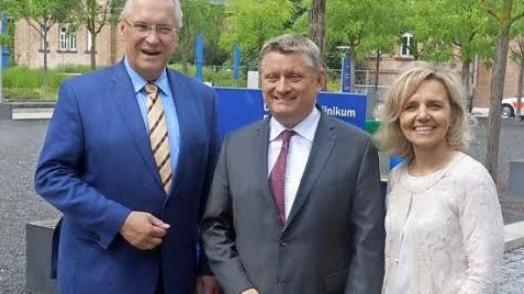 Bayerns Innen- und Bauminister Joachim Herrmann begr&uuml;&szlig;te mit der Erlanger CSU-Kreisvorsitzenden Alexandra Wunderlich Bundesgesundheitsminister Hermann Gr&ouml;he in Erlangen.  Foto: PR