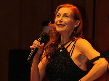 Ute Lemper, die Meisterin der Selbstinszenierung, auf der Bühne im Max-Littmann-Saal.  Foto: Susanne Will