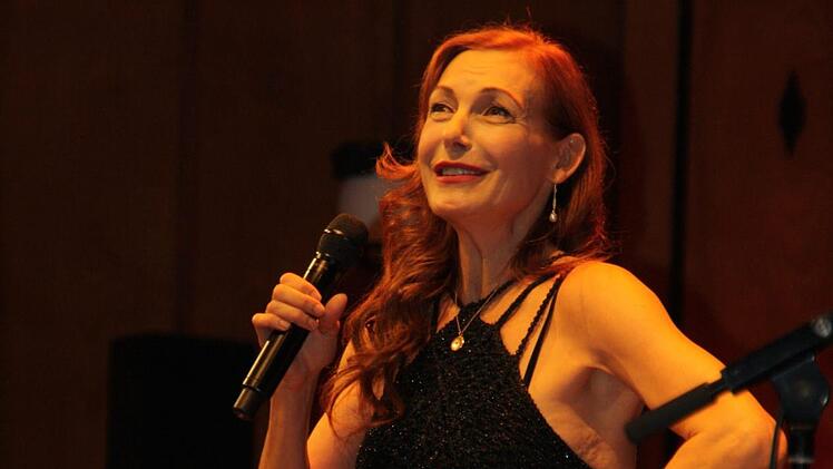 Ute Lemper, die Meisterin der Selbstinszenierung, auf der Bühne im Max-Littmann-Saal.  Foto: Susanne Will