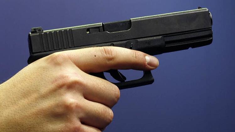 Mit einer Schusswaffe bewaffnet hat ein Unbekannter in der Nacht auf Donnerstag eine Tankstelle in Erlangen überfallen. Der Täter ist auf der Flucht. Symbolbild: Matthias Balk/dpa