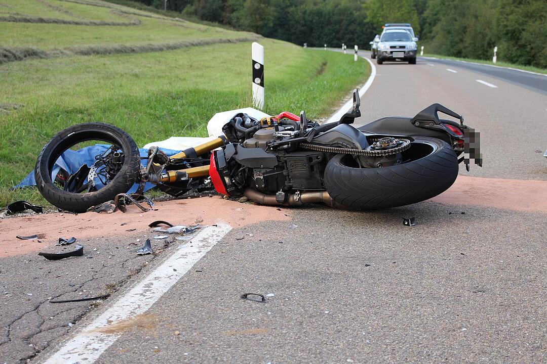 Mit Traktor kollidiert: Motorradfahrer stirbt im Gemeindebereich Engelthal