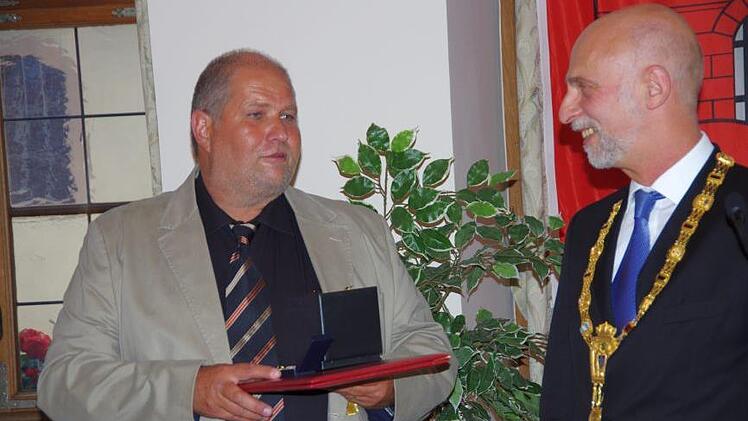 Seine Bürgermedaille nahm Peter Rößner (links) von OB Kay Blankenburg in Empfang. Foto: Klaus Werner