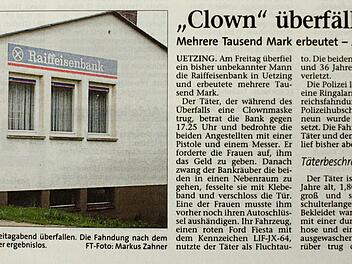 Zeitungsbericht aus dem Jahr 2001 über den Banküberfall in Uetzing. Jetzt hat ein Mann ein Geständnis abgelegt.