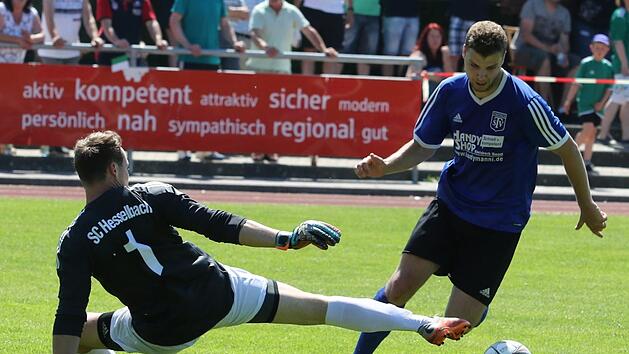 Die endg&uuml;ltige Entscheidung: Simon Rambacher (rechts) umkurvt den Hesselbacher Torwart Keeper Dominik Schmitt und macht mit dem 5:2 alles klar. Foto: privat