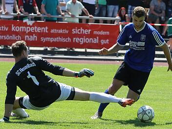 Die endg&uuml;ltige Entscheidung: Simon Rambacher (rechts) umkurvt den Hesselbacher Torwart Keeper Dominik Schmitt und macht mit dem 5:2 alles klar. Foto: privat