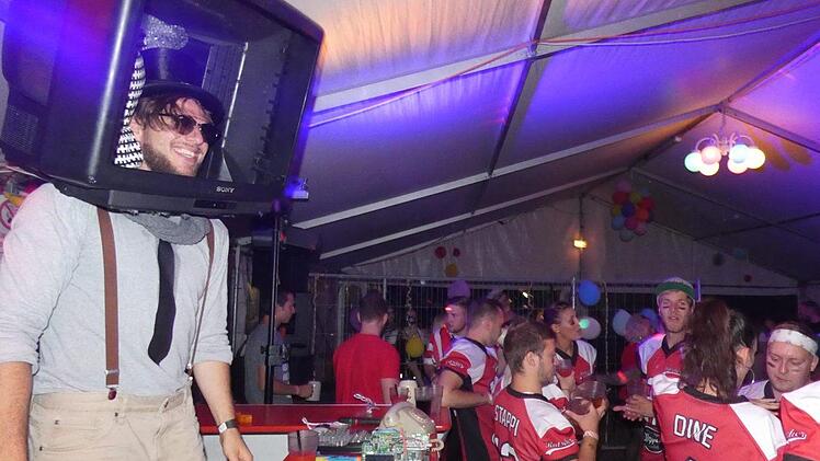 DJ Jeremy Frazer (links) legte mit einem extravaganten Kostüm die besten Faschingshits auf. Foto: Christian Licha
