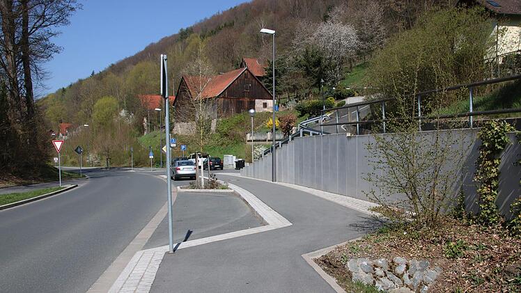 Ein kombinierter Geh- und Radweg, der vom Radler allerdings akrobatische Fähigkeiten fordert. Zu finden in der Wolfskehle.Foto: Katrin Geyer