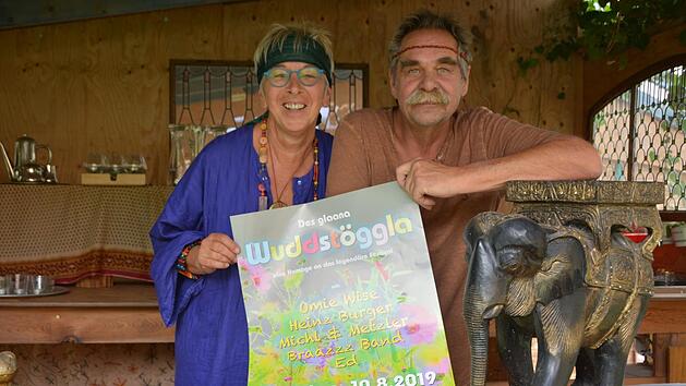 Marion Rohr und Enzio Frohmader freuen sich auf Musik mit Flowerpower und vielen Gästen bei ihrem "Wuddstöggla" am Samstag in Wernstein. Foto: Dagmar Besand