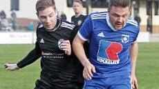 Ebings Sebastian Derra (blaues Trikot) kann Sonnefelds Niclas Jacob sauber vom Ball trennen.
