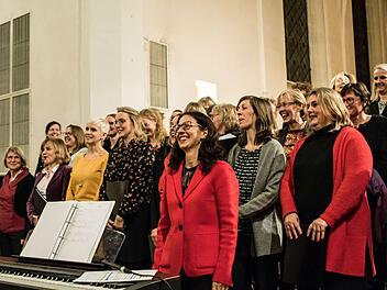 Reichlich Beifall verdiente sich der Chor Unerhört unter Leitung von Antoinetta Bafas bei seinem nachweihnachtlichen Konzert in der Heilig-Kreuz-Kirche.Foto: Jochen Berger
