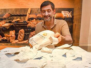 300 Kilo Papiermüll pro Jahr mehr: Bäcker wie Alfred Seel aus Bamberg sind gegen die neue Bonpflicht. Foto: Ronald Rinklef