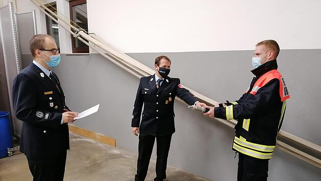 Zu jeder Zeit haben die Kameradinnen und Kameraden sowie das Ausbilderteam mit den Schutzma&szlig;nahmen rund um Covid-19 gearbeitet. Dies war dem zust&auml;ndigen Kreisbrandmeister und Organisator Torsten B&uuml;chner sehr wichtig.  Tiemo St&uuml;rzenberger