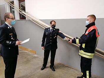 Zu jeder Zeit haben die Kameradinnen und Kameraden sowie das Ausbilderteam mit den Schutzma&szlig;nahmen rund um Covid-19 gearbeitet. Dies war dem zust&auml;ndigen Kreisbrandmeister und Organisator Torsten B&uuml;chner sehr wichtig.  Tiemo St&uuml;rzenberger