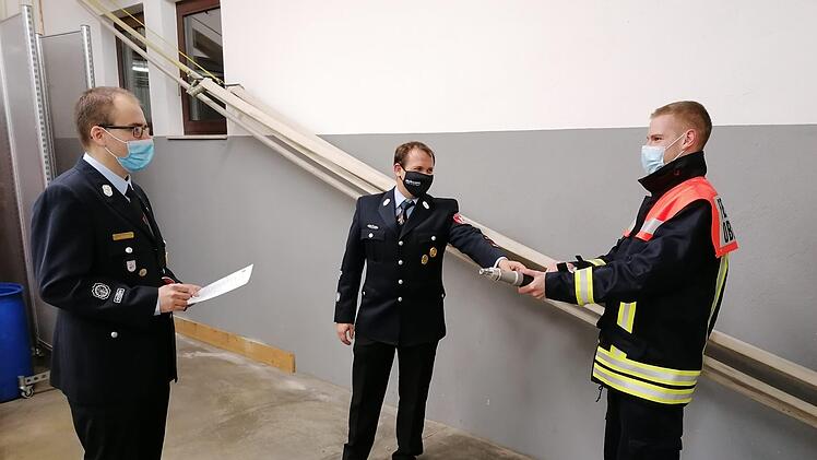 Zu jeder Zeit haben die Kameradinnen und Kameraden sowie das Ausbilderteam mit den Schutzma&szlig;nahmen rund um Covid-19 gearbeitet. Dies war dem zust&auml;ndigen Kreisbrandmeister und Organisator Torsten B&uuml;chner sehr wichtig.  Tiemo St&uuml;rzenberger