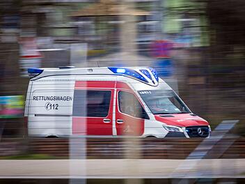 Unfall auf A73 im Kreis Forchheim: Auto kracht in Betonschutzmauer - Fahrerin (68) leicht verletzt