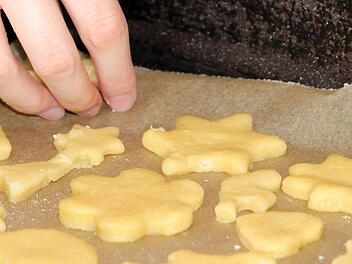 Untergruppe von "Ewigkeitschemikalie" in drei Backpapieren - Warnung