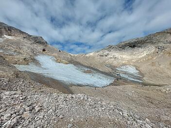N&ouml;rdlicher Schneeferner Zugspitze: Schlepplift ohne Schnee vor Schlie&szlig;ung wegen Gletscherschmelze