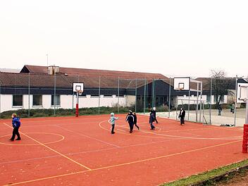 Ab nächstem Schuljahr sollen die Kinder wieder an der dann sanierten Grundschule Vestenbergsgreuth toben. Der bisherige Eingang (Mitte) kommt weg. Der neue Eingang wird mit einem neuen Pausenhof kombiniert auf der Ostseite (links) gebaut. Archivfoto: Paul Frömel