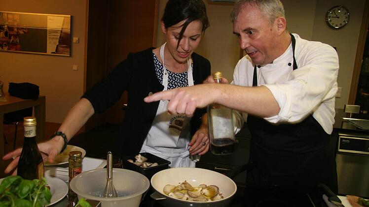 Eva Karl lässt sich vom Kulmbacher Koch Bernd Limmer in die Geheimnisse der Bierküche einweihen.