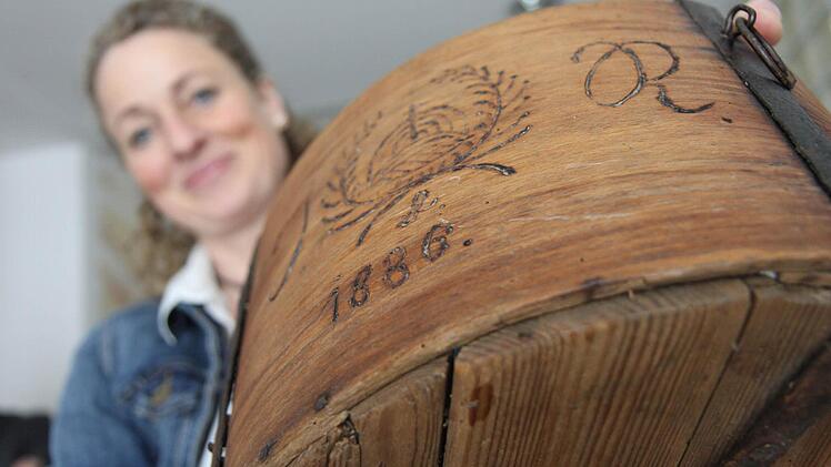 Barbara Spies mit einem alten Schüttmaß. Foto: Michael Gründel