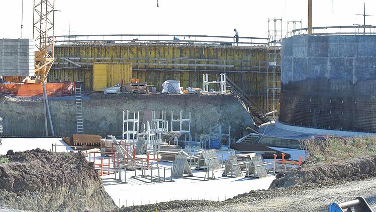 Eine imposante Baustelle: Im Vordergrund gut erkennbar liegt die Bodenplatte für das Gärreste-Endlager; im Hintergrund links steht schon der Kombifermenter, rechts ist das Gärreste-Zwischenlager schon von der Verschalung befreit. Gleich nahebei im Hintergrund ist die Siloplatte schon asphaltiert. Bald wird angeliefert.