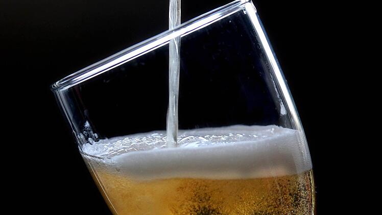 Fragwürdiger Trend: Jugendliche trinken vor laufender Kamera einen halben Liter Bier auf Ex. Foto: Roland Weihrauch / dpa
