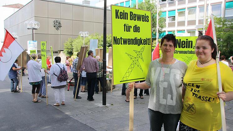 Melanie Pfister und ihre 14-jährige Tochter Leonie aus Elfershausen setzen sich ebenfalls gegen die Stromtrasse vor ihrer Haustür ein. Foto: Ralf Ruppert