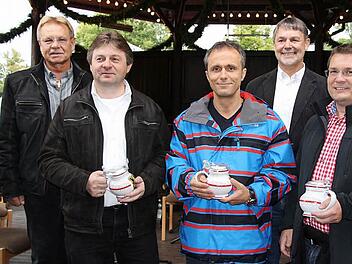 Der Leiter der Polizeiinspektion Ludwigsstadt, Markus Löffler, gewann das Behördenschießen. Im Bild (von links) Kronachs Bürgermeister Wolfgang Beiergrößlein, Behörden-Schützenkönig Markus Löffler, Erster Ritter Frank Förtsch (Chefredakteur der Mediengruppe Oberfranken), stellvertretenden Landrat Gerhard Wunder und Bürgermeisterstellvertreter Oliver Skall für den Zweiten Ritter Bürgermeister Norbert Gräbner   Foto: rg