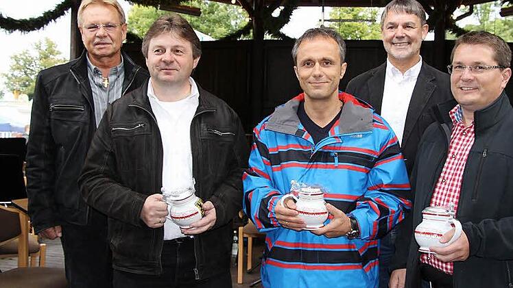 Der Leiter der Polizeiinspektion Ludwigsstadt, Markus Löffler, gewann das Behördenschießen. Im Bild (von links) Kronachs Bürgermeister Wolfgang Beiergrößlein, Behörden-Schützenkönig Markus Löffler, Erster Ritter Frank Förtsch (Chefredakteur der Mediengruppe Oberfranken), stellvertretenden Landrat Gerhard Wunder und Bürgermeisterstellvertreter Oliver Skall für den Zweiten Ritter Bürgermeister Norbert Gräbner   Foto: rg