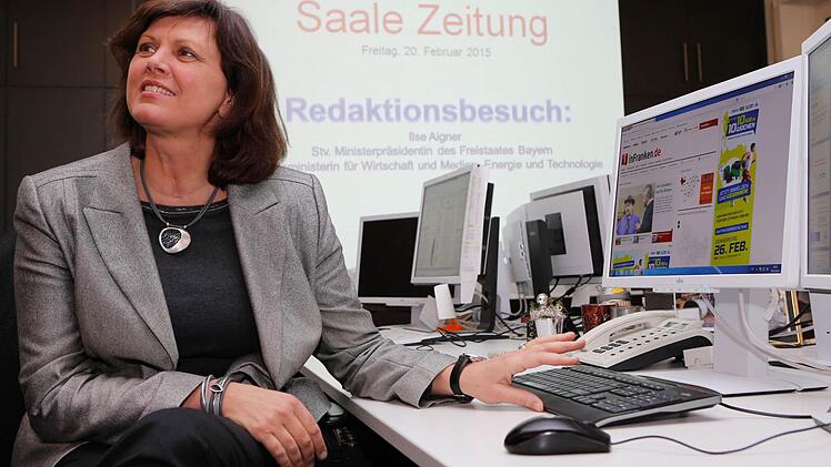 Ilse Aigner interessierte sich auch für das Internet-Portal "inFranken.de". Foto: Matthias Hoch