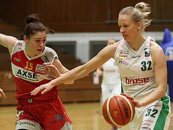 Federf&uuml;hrend sorgte Jeva Jansone (r.) am Samstag mit f&uuml;r klare Verh&auml;ltnisse in der Stauffenberghalle. Hier l&auml;sst sie sich von der Heidelbergerin Myrto Stampoulidou nicht aufhalten. Foto: sportpress