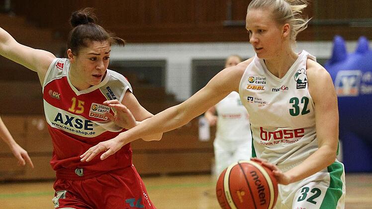 Federf&uuml;hrend sorgte Jeva Jansone (r.) am Samstag mit f&uuml;r klare Verh&auml;ltnisse in der Stauffenberghalle. Hier l&auml;sst sie sich von der Heidelbergerin Myrto Stampoulidou nicht aufhalten. Foto: sportpress