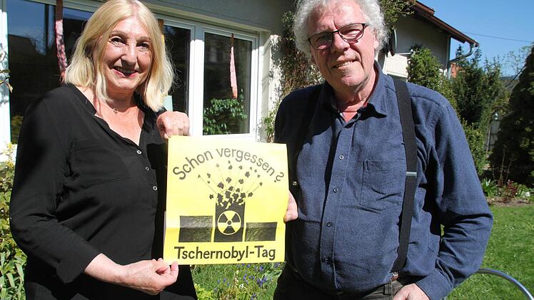Erinnerung an eine Aktion vor zehn Jahren: Cosima und Johannes Asen mit einem Flugblatt zum Tschernobyl-Gedenktag am 26. April. Die beiden gebürtigen Berliner schlossen sich bereits in den 1980er-Jahren der Anti-Atomkraft-Bewegung an. Foto: Jochen Nützel