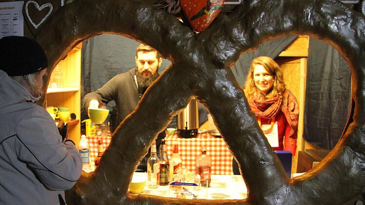 Weihnachten ist natürlich die Zeit des Glühweins. Aus dem Hexenhäuschen schmeckte er im wahrsten Sinne doppelt gut. Fotos: Sonny Adam