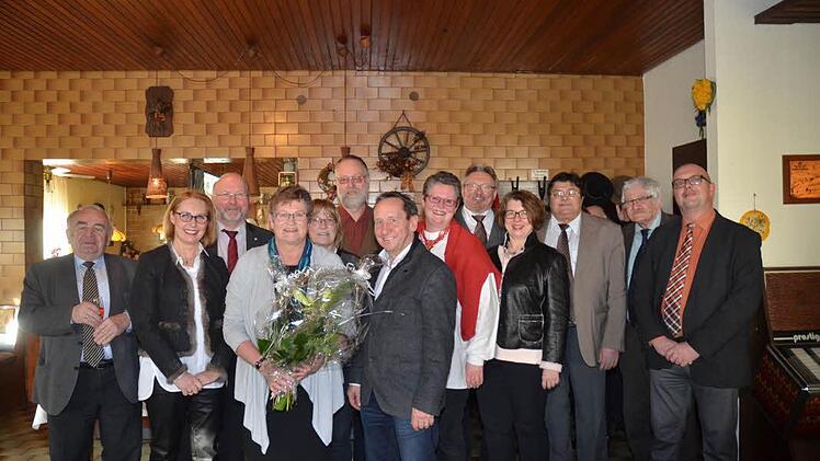 Eine große Gratulantenschar stellte sich zum 65. Geburtstag von Christa Steiger (Vierte von links) ein.  Foto: K.- H. Hofmann