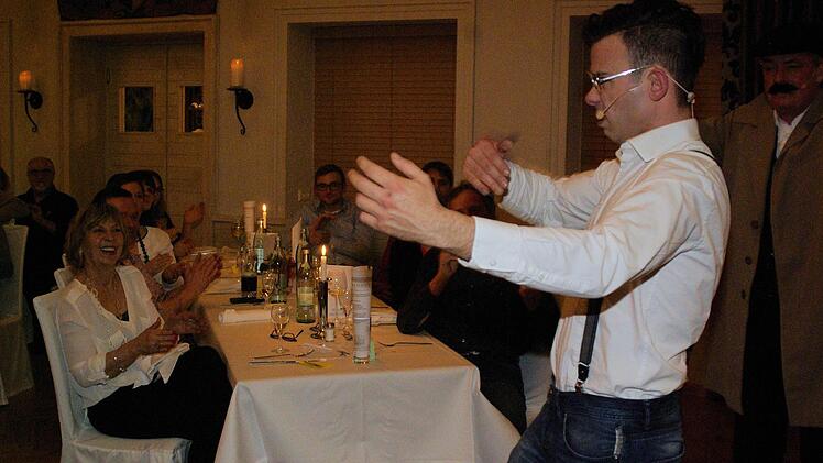 Um dem FBI-Agenten seine Unschuld zu beweisen muss der Notar-Assistent ein Lied singen, was er mit Bravour absolviert. Foto: Winfried Ehling