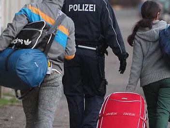 Nach der Abschiebung einer Familie aus Kulmbach (hier ein Symbolbild) wird im Internet kontrovers diskutiert.  Foto: Sebastian Willnow/dpa