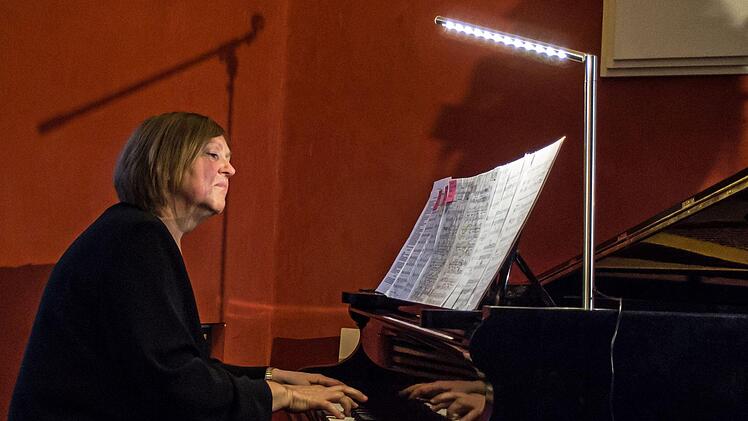 Wiederhören im Contakt: Anja Lenßen stellte ihr Programm "Frau über Bord" in Coburg vor. Am Klavier: Viola Bornschauer alias Trixie Delaporte.Foto: Jochen BErger