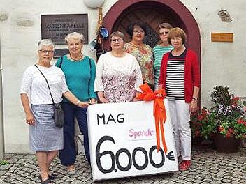 Die Marienkapelle Arbeitsgemeinschaft erwirtschaftete übers Jahr die stattliche Spende von 6000 Euro. Das Bild zeigt (von links) Karin Weber, Helmtrud Wagner, Maria Korn, Margit Söllner, Carmen Fischer und Anneliese Harnisch. Foto: Heike Schülein