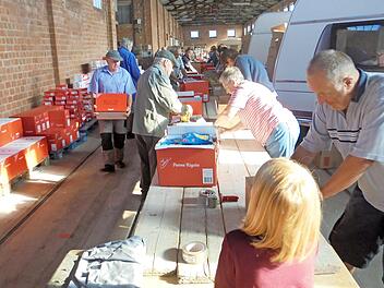 Packaktion in der ehemaligen Ziegelei Gessner Foto: Stefan Zehfu&szlig;