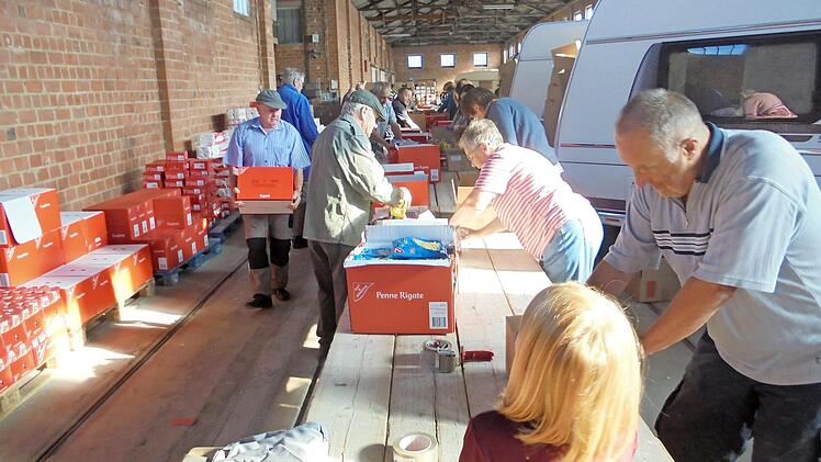 Packaktion in der ehemaligen Ziegelei Gessner Foto: Stefan Zehfu&szlig;