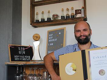 Pokal, Logo und Urkunde - Sebastian Volls Engagement zur Rettung der Hammelburger Bierkultur wurde gewürdigt. Foto: Johannes Schlereth
