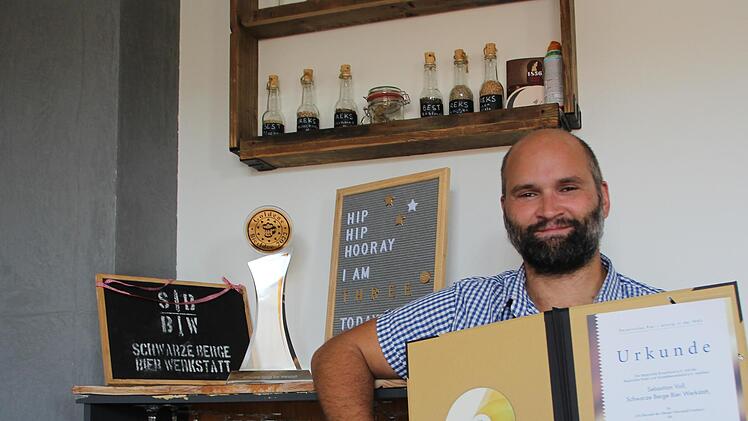 Pokal, Logo und Urkunde - Sebastian Volls Engagement zur Rettung der Hammelburger Bierkultur wurde gewürdigt. Foto: Johannes Schlereth