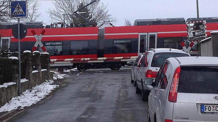 Der Bahnübergang beim Bahnhof Eggolsheim soll nach dem Willen der Bahn nur durch eine Fußgänger-Unterquerung ersetzt werden.