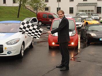 15 Elektroautos wurden zur 3. Fahrzeugschau für Elektromobilität auf die Reise geschickt.  Foto: G. Bauer