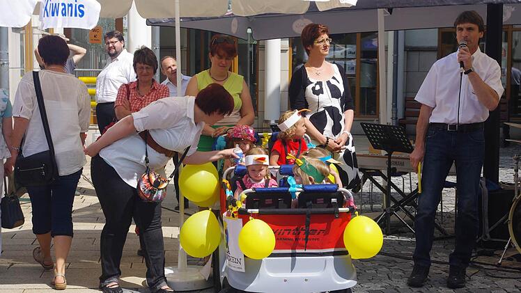 Die "Villa Sonnenschein" freut sich über einen Krippenkinderwagen. Rechts im Bild ist Club-Präsident Roland Beierwaltes.