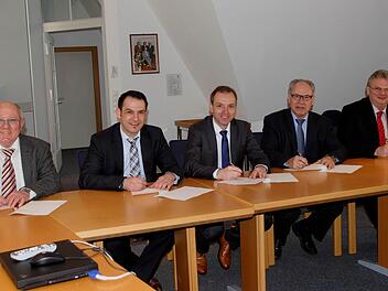 Mit ihrer Unterschrift besiegelten sie den Zusammenschluss (von links): die Bürgermeister Egon Eck (Gädheim; CWG), Holger Baunacher (Wonfurt), Matthias Schneider (Theres; CSU), Rudi Eck (Haßfurt; parteilos) und Erich Stubenrauch (Königsberg; FW). Foto: Günther Geiling